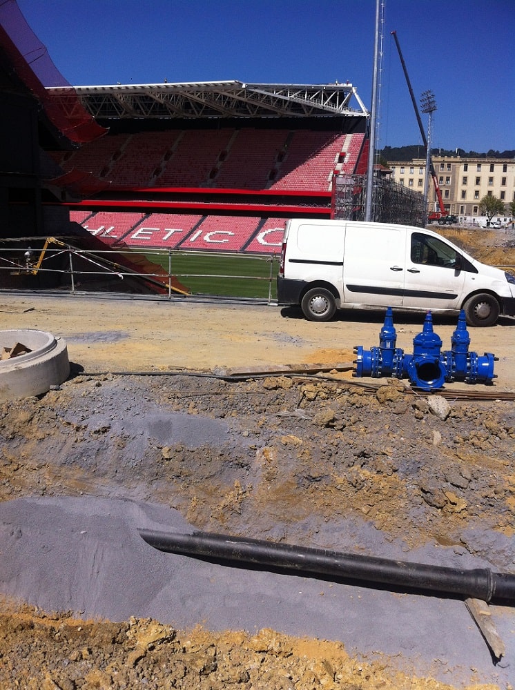 Obra de instalación de tuberías.